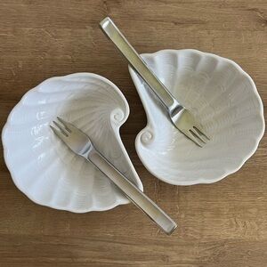 Vtg modern sea shell salad bowls with forks